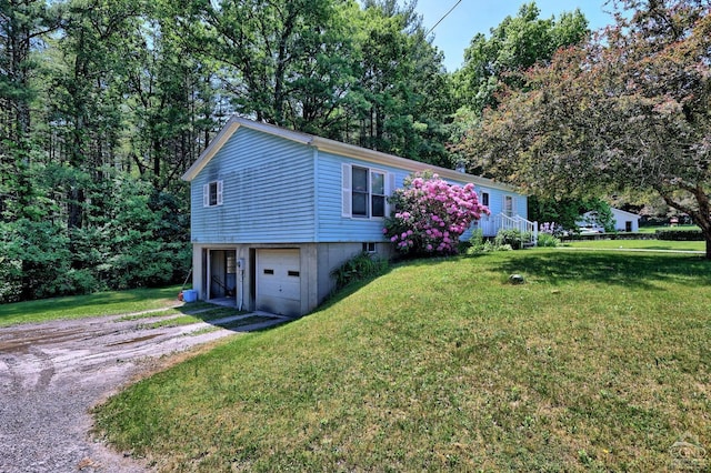 view of front facade featuring driveway, a garage, and a front yard