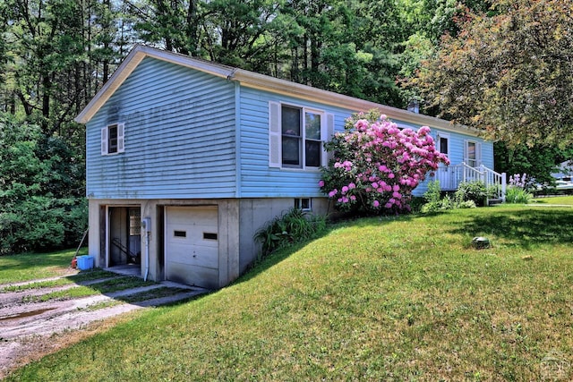 view of front of house featuring driveway, a garage, and a front lawn