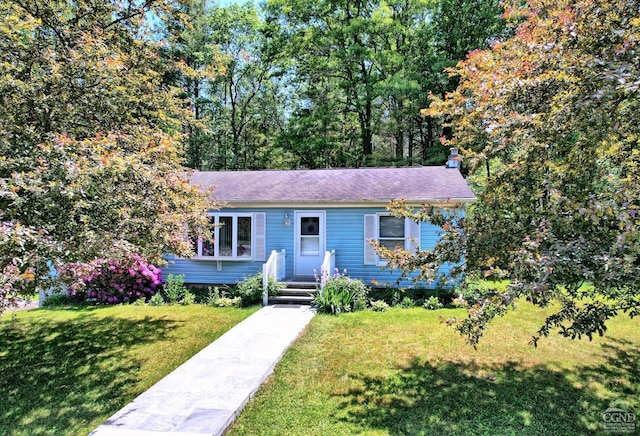 single story home with a front yard