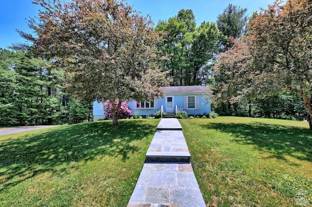 view of front of property featuring a front yard