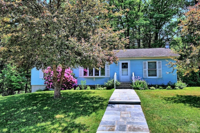 view of front of home featuring a front yard