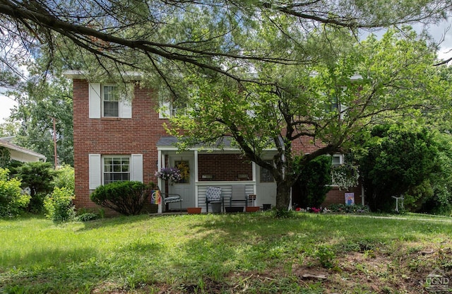 view of front facade featuring a front yard