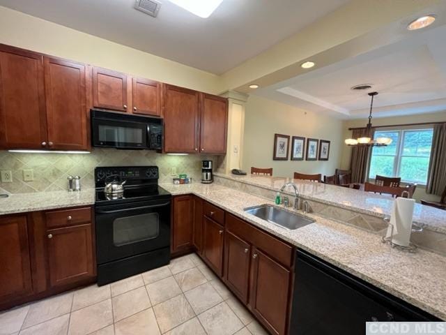 kitchen with sink, an inviting chandelier, kitchen peninsula, decorative light fixtures, and black appliances