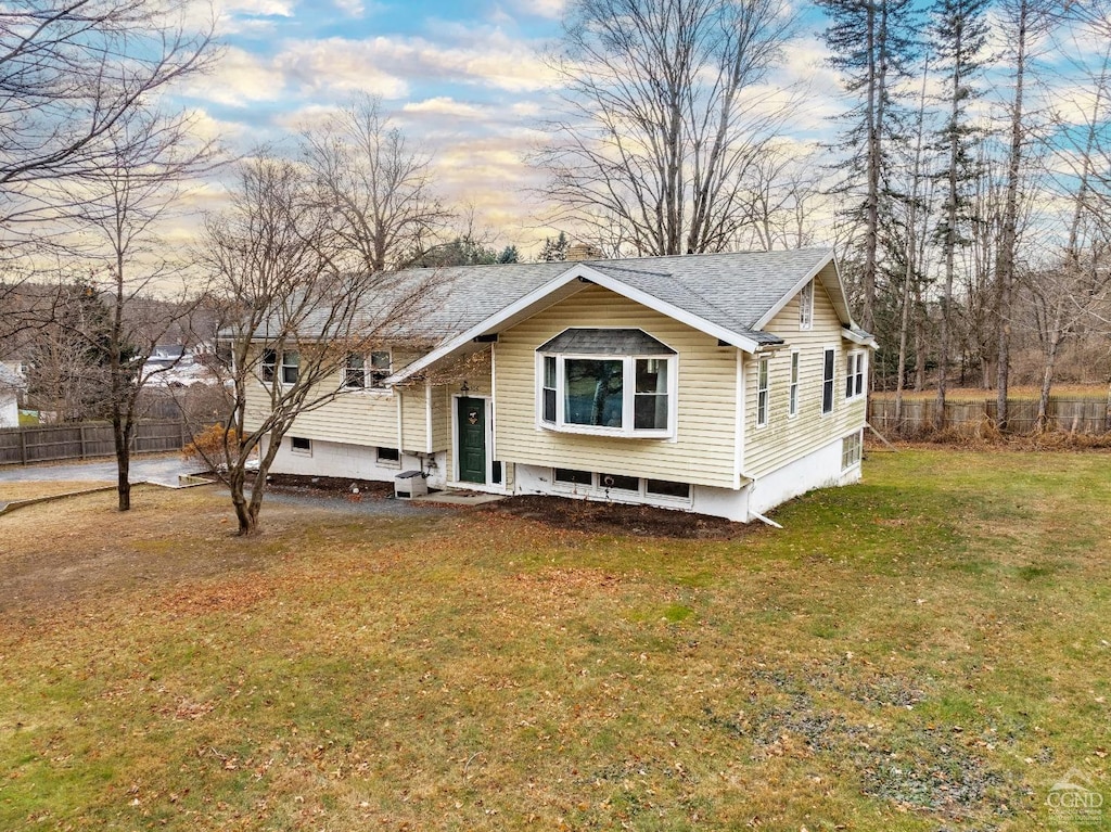 view of front of house featuring a lawn