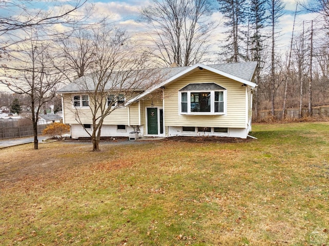 view of front of property featuring a front yard