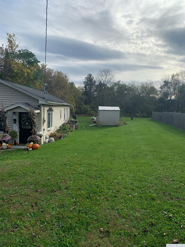 view of yard with a storage unit