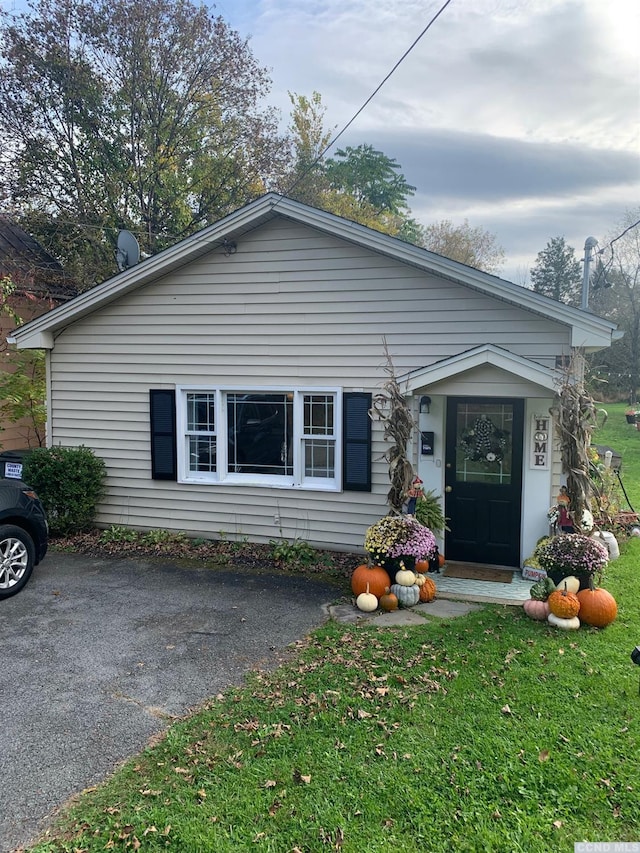 single story home with a front yard