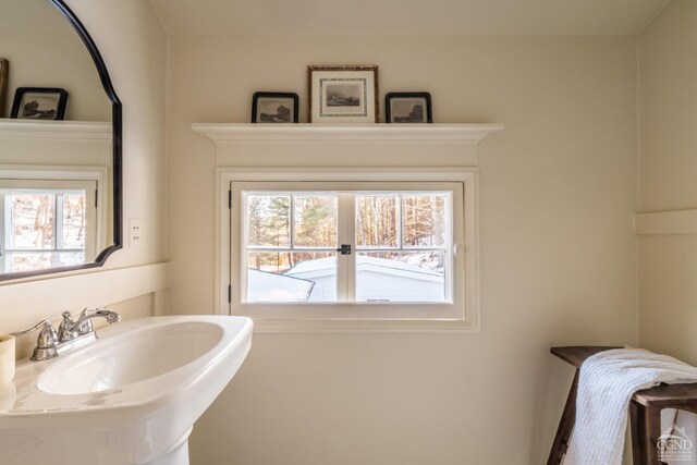 bathroom featuring sink