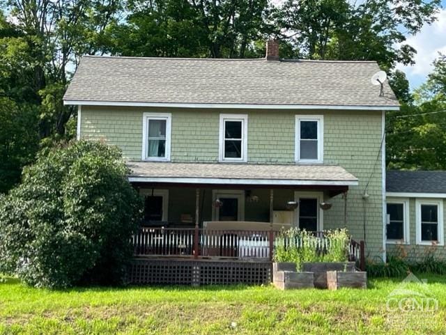 view of front of home with a front lawn