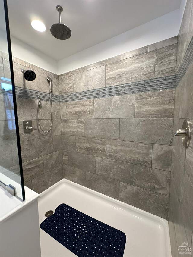 bathroom featuring a tile shower