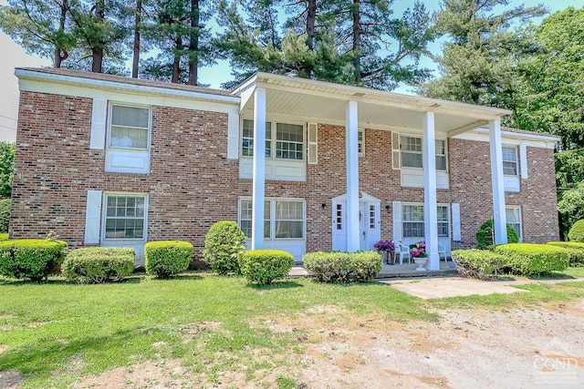 view of front facade featuring covered porch and a front lawn