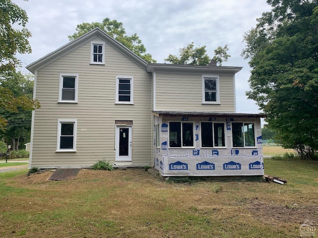 view of front of property with a front lawn