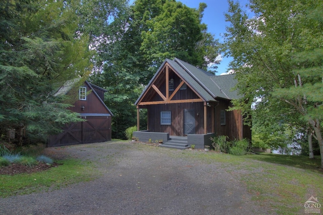 view of front of property featuring an outdoor structure