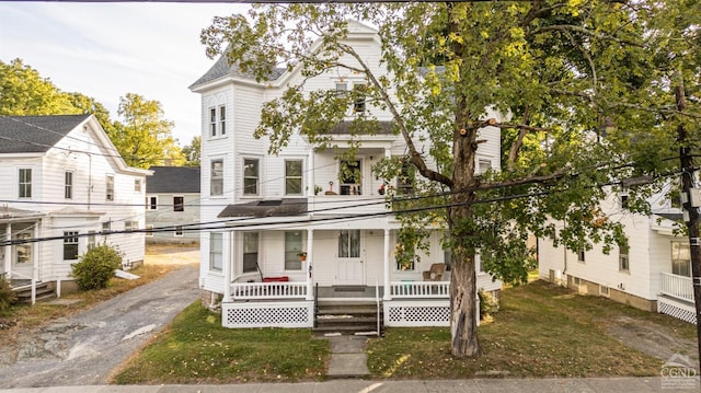 view of front of property featuring a porch and a front lawn