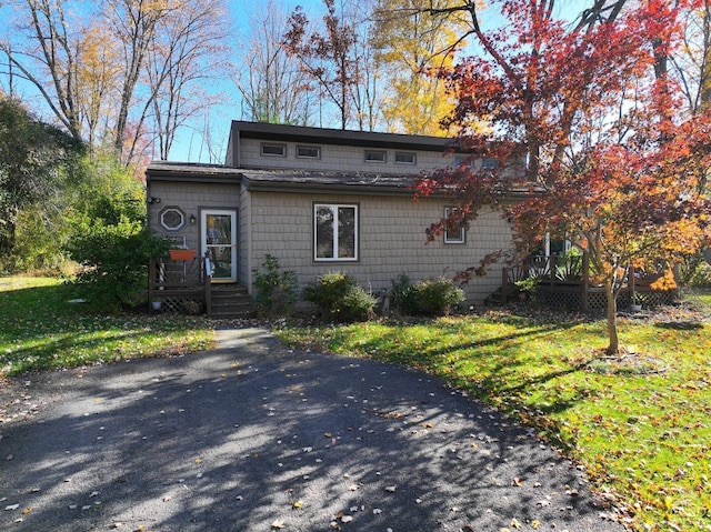 front facade featuring a front lawn