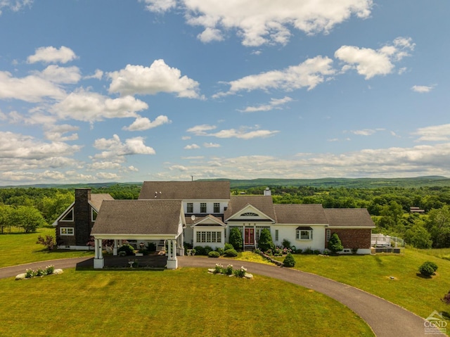 view of front of home featuring a front yard