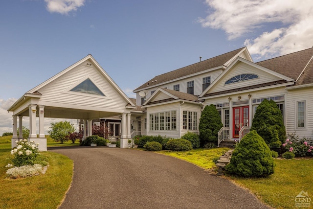 view of front facade with a front yard