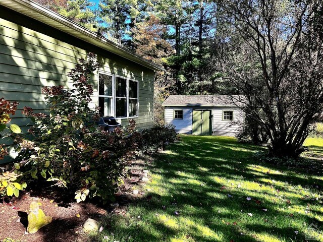 view of yard with a storage shed