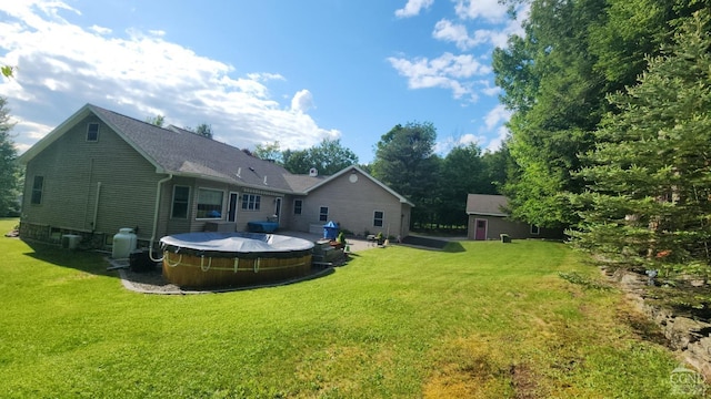 view of yard with a pool