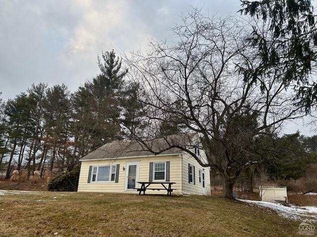 view of front of house with a front lawn