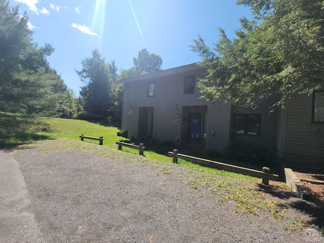 view of front of home featuring a front lawn