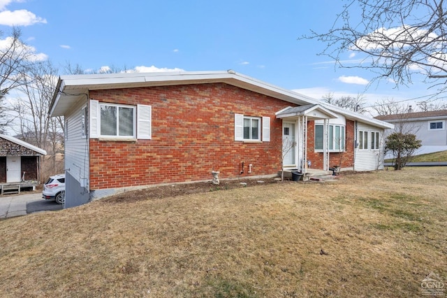 view of front of house with a front lawn and brick siding