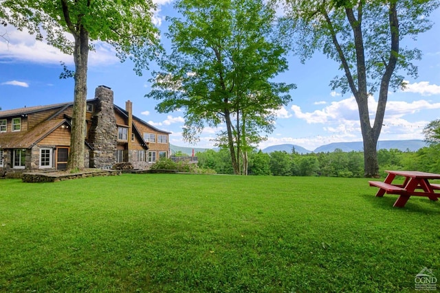 view of yard featuring a mountain view