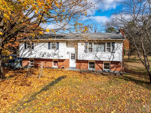 split foyer home featuring a front yard