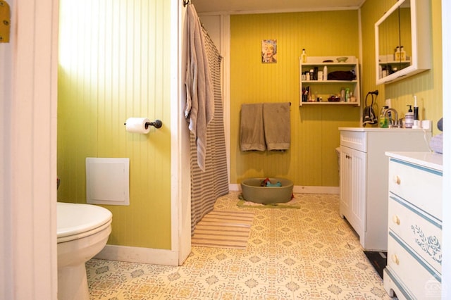 full bathroom featuring tile patterned floors, vanity, toilet, and baseboards