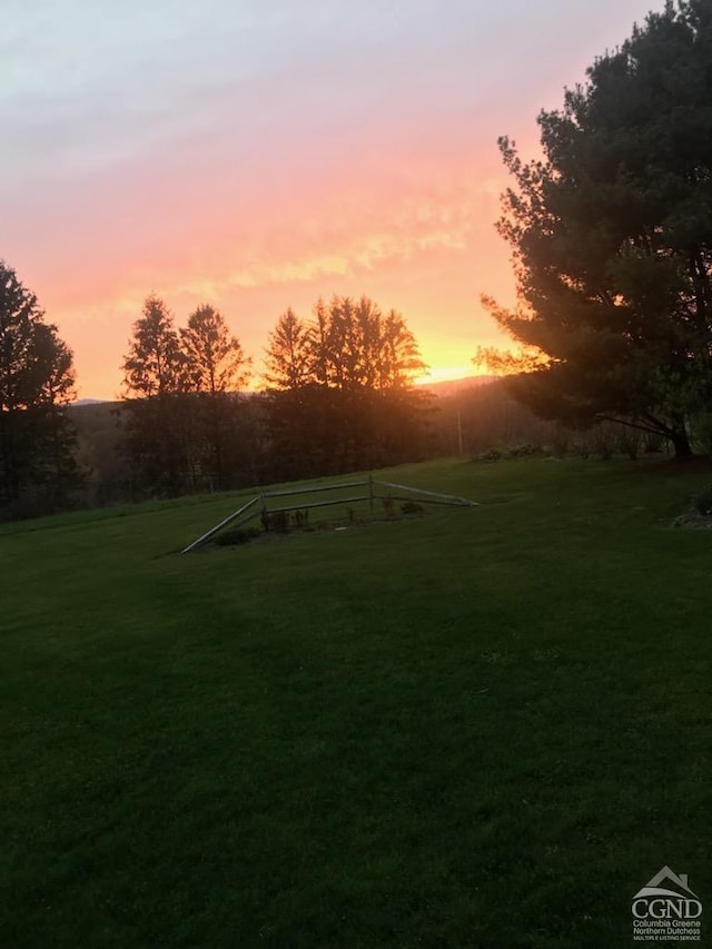 view of yard at dusk