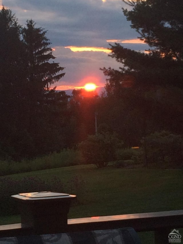 view of yard at dusk