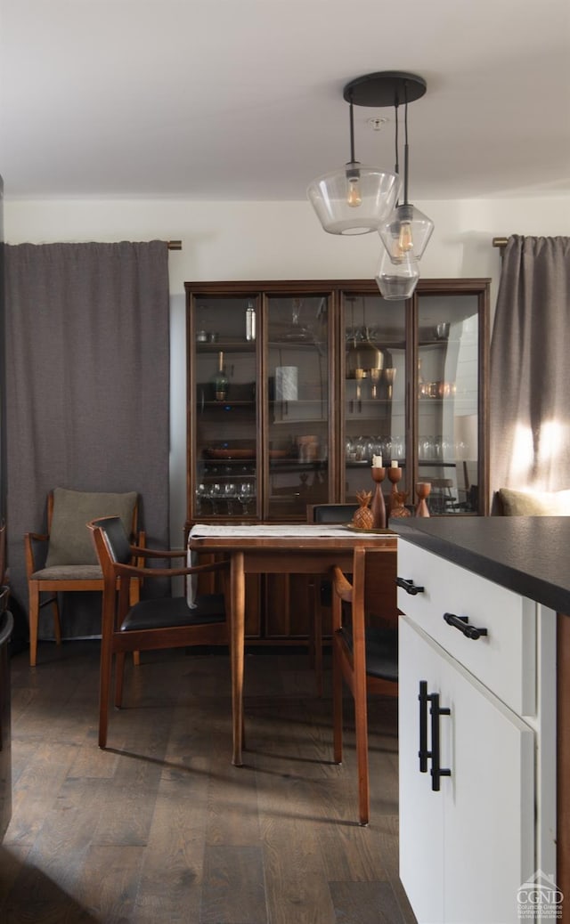 bar featuring dark wood-style floors and pendant lighting