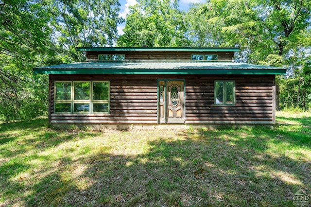 cabin featuring a front yard