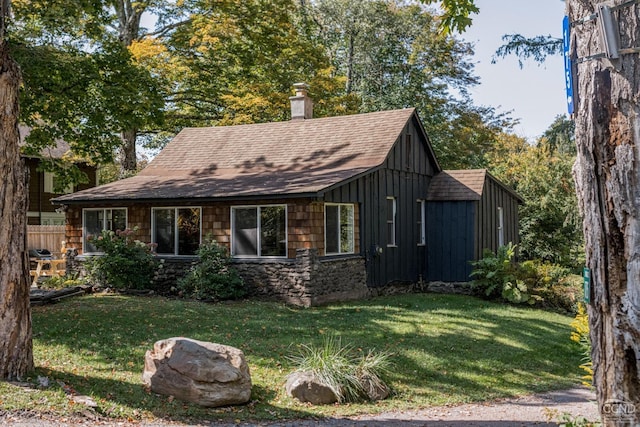 view of front of home with a front yard