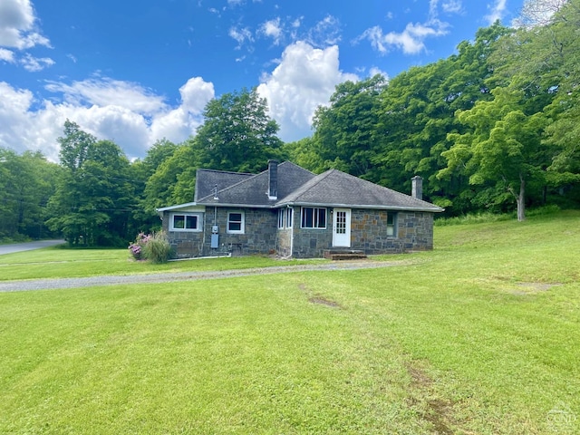 view of front of property with a front yard