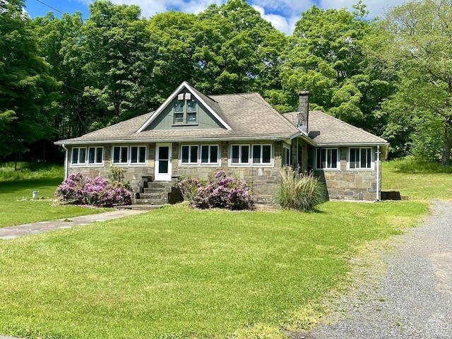 view of front facade featuring a front yard