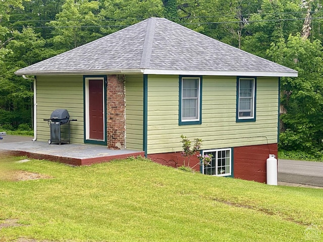 exterior space featuring a front yard