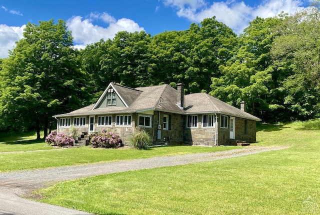 view of front of home with a front lawn