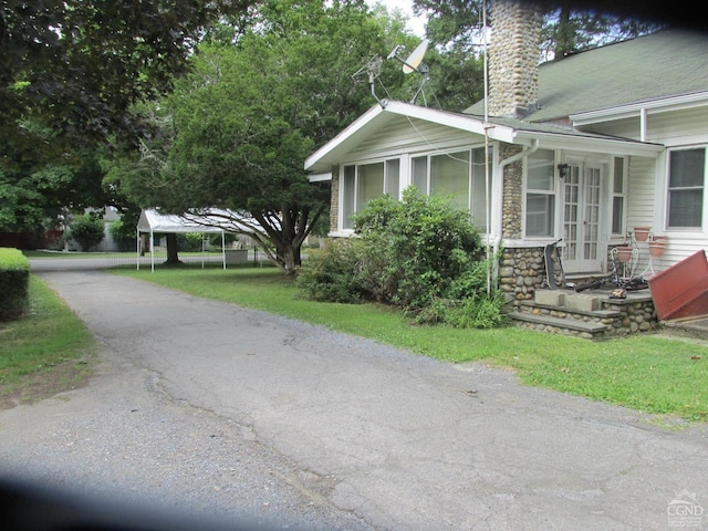 view of side of property featuring a yard