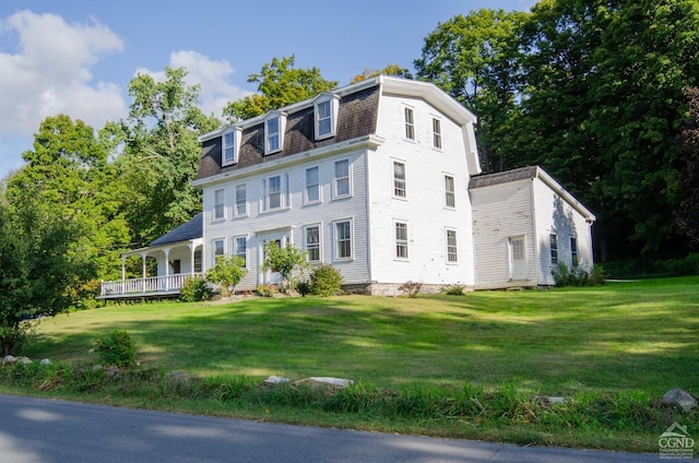 colonial inspired home featuring a front yard