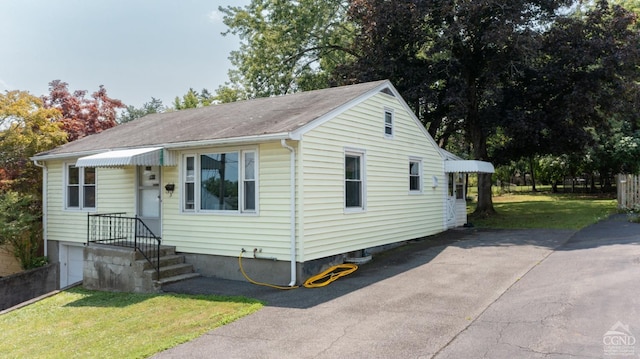 view of front facade with a front lawn