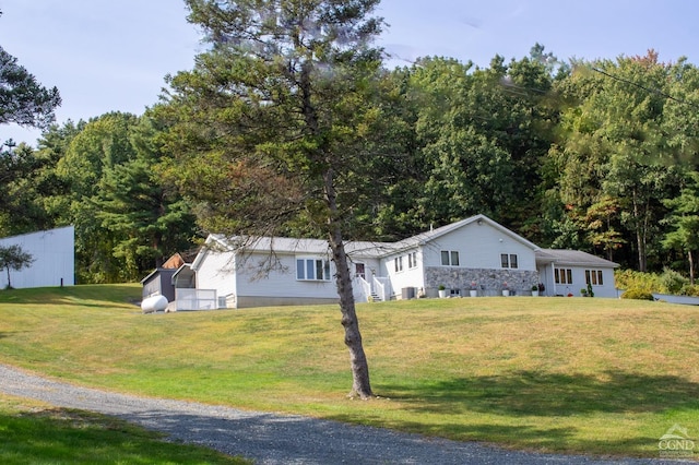 view of front of house featuring a front yard