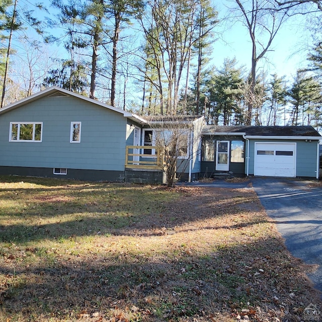 view of front of home featuring a garage and a front lawn