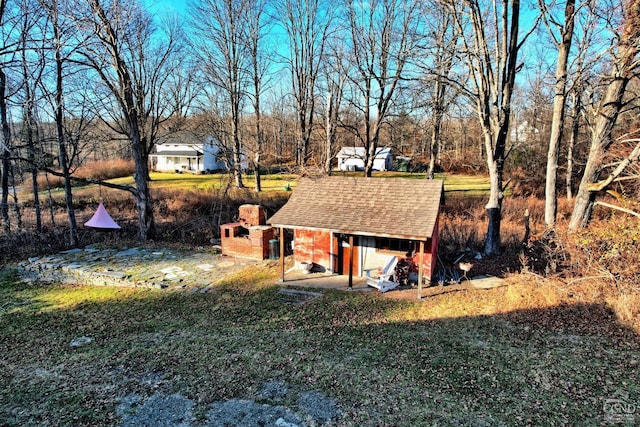 view of yard featuring a storage unit