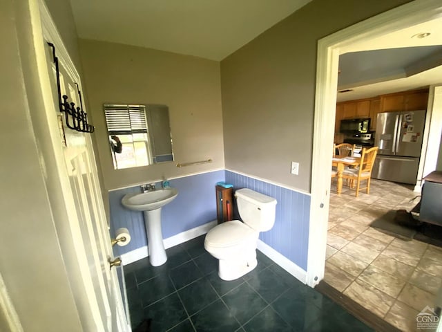 bathroom featuring toilet and sink