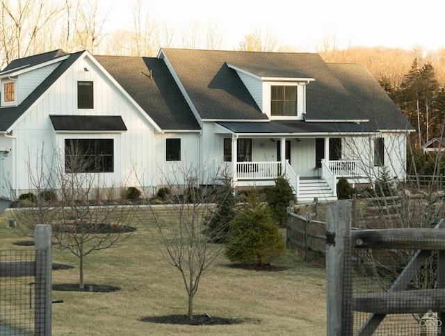 view of front of house featuring a porch and a front yard