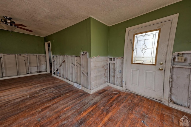 entryway featuring a textured ceiling, dark hardwood / wood-style flooring, and ceiling fan