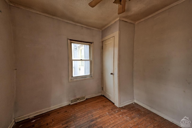 spare room with ceiling fan and ornamental molding