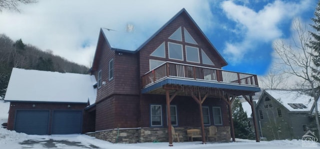 view of front of property featuring a balcony