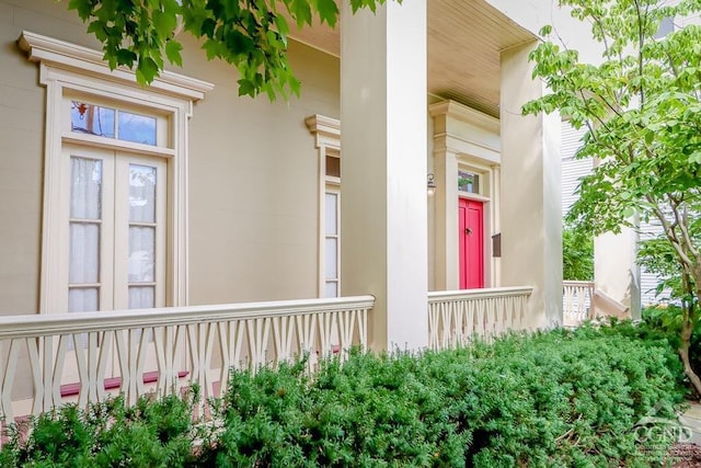 entrance to property featuring covered porch